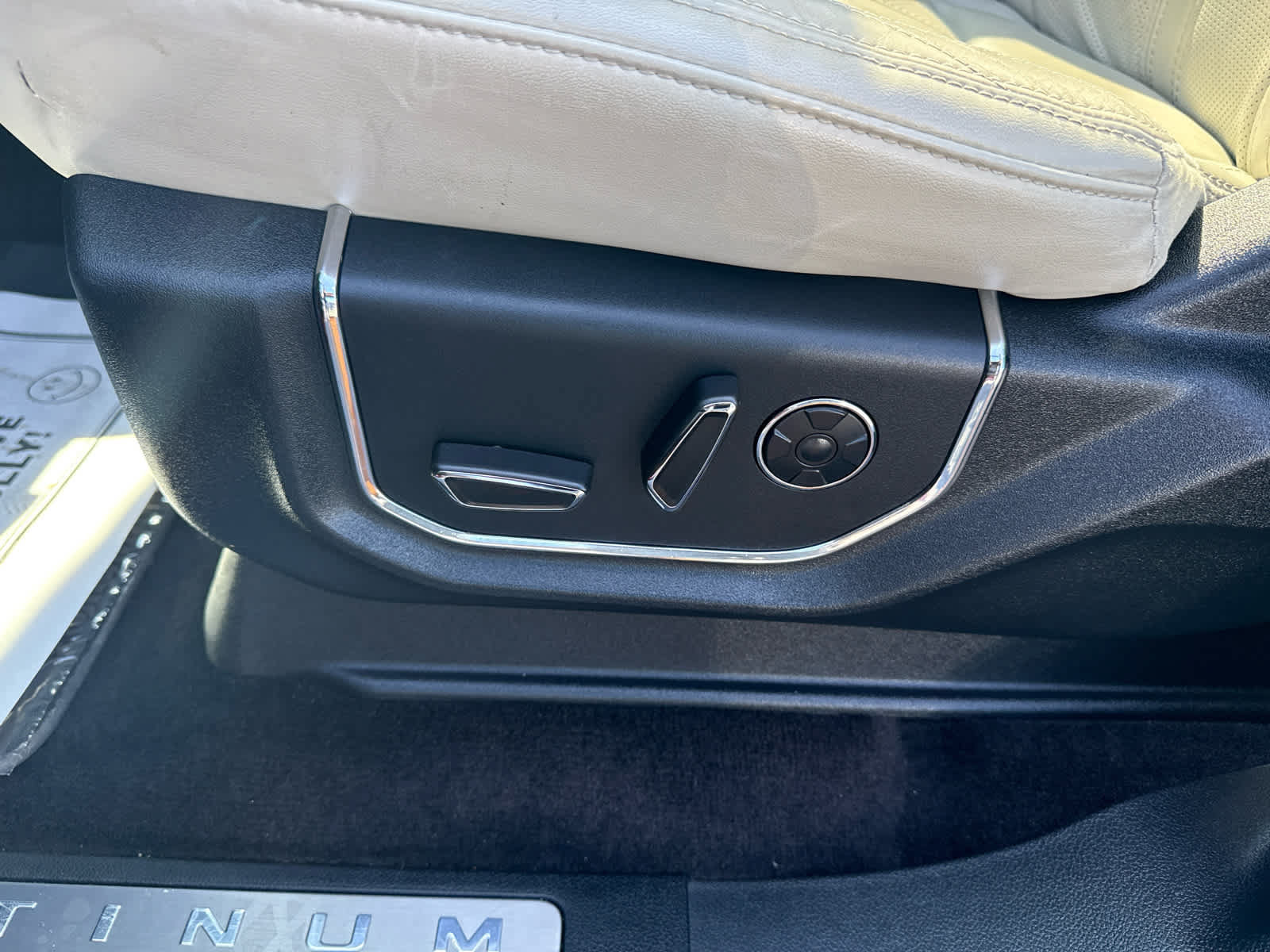 Used 2019 Ford Expedition Platinum AWD/4WD image 14