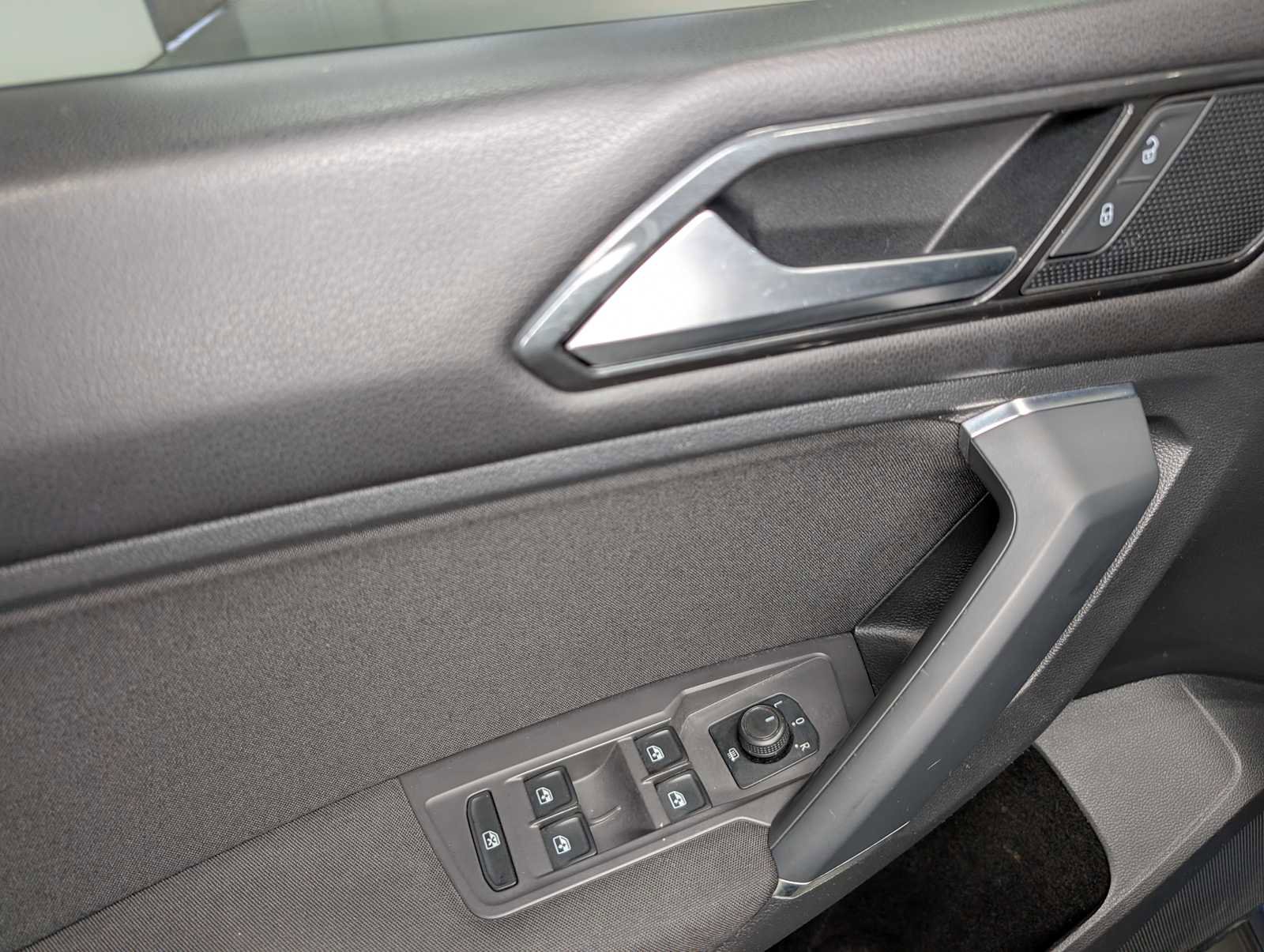 Used 2018 Volkswagen Tiguan S FWD image 35