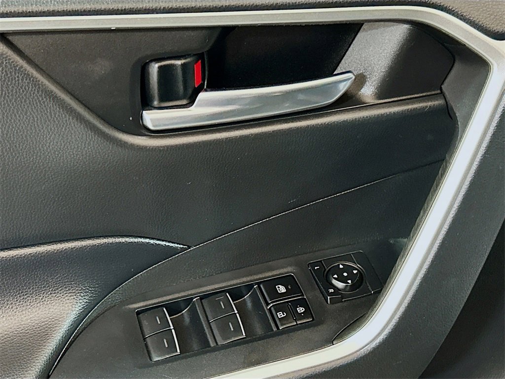 Used 2023 Toyota RAV4 XLE Premium image 15