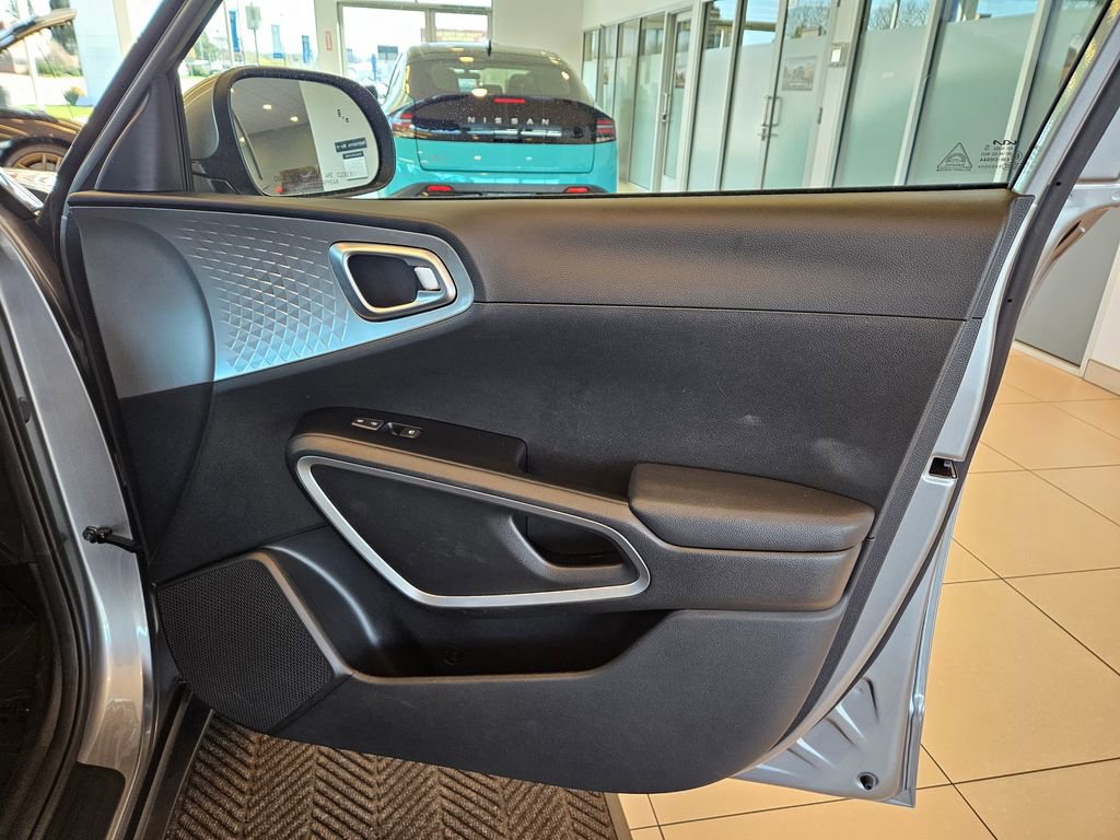 Used 2025 Kia Soul LX w/ LX Technology Package FWD image 23