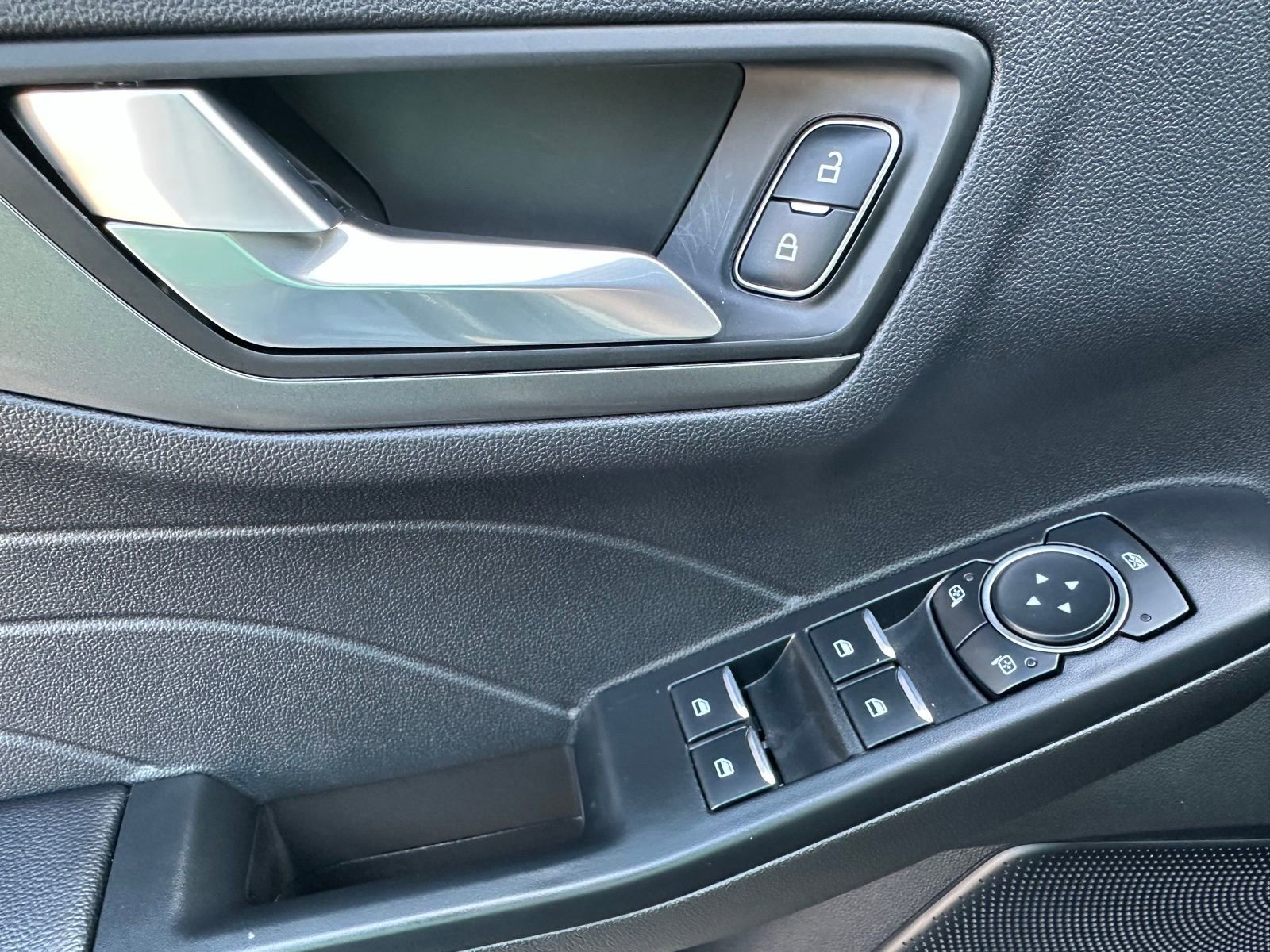 Used 2025 Ford Escape SE image 6