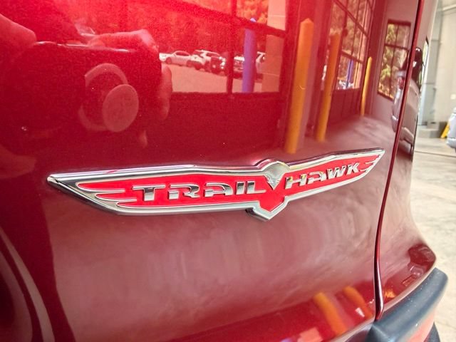Used 2020 Jeep Cherokee Trailhawk w/ Comfort & Convenience Group AWD/4WD image 10