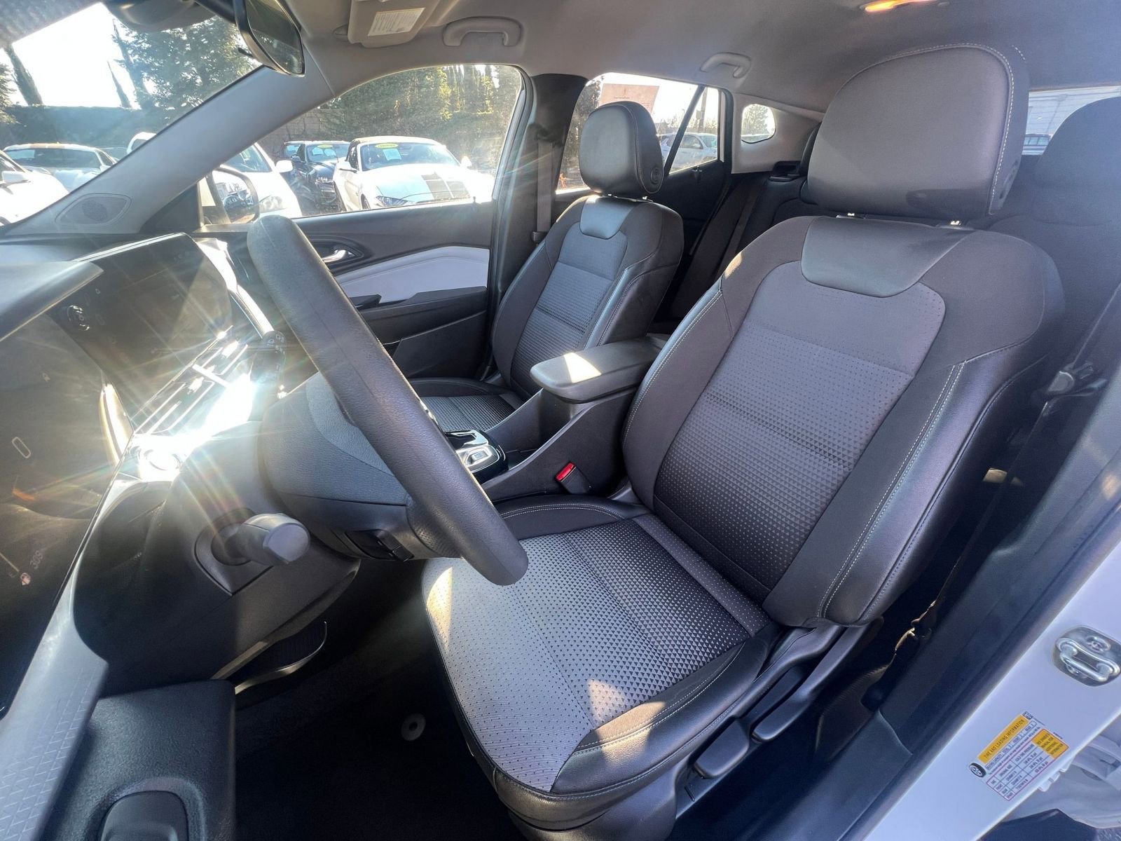 Used 2025 Chevrolet Trax LT image 36