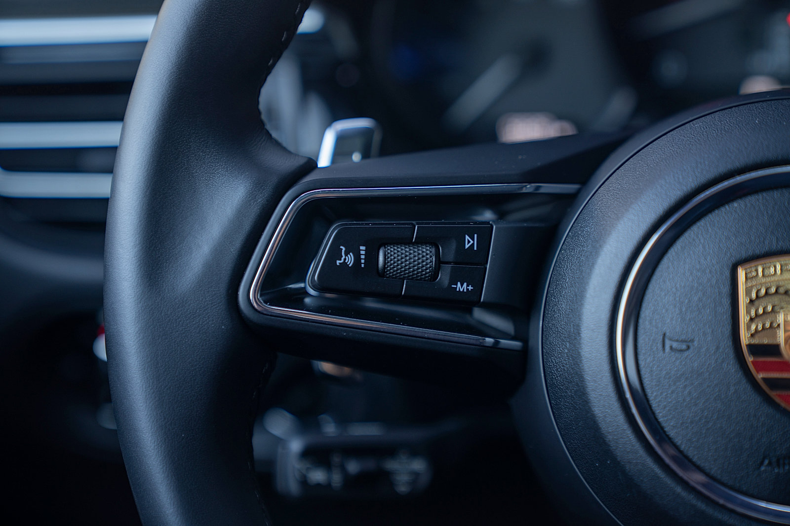 Certified 2025 Porsche Macan AWD/4WD image 7