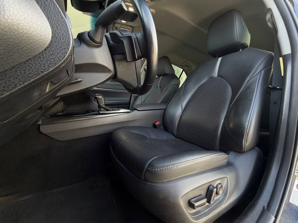 Used 2018 Toyota Camry XSE image 4