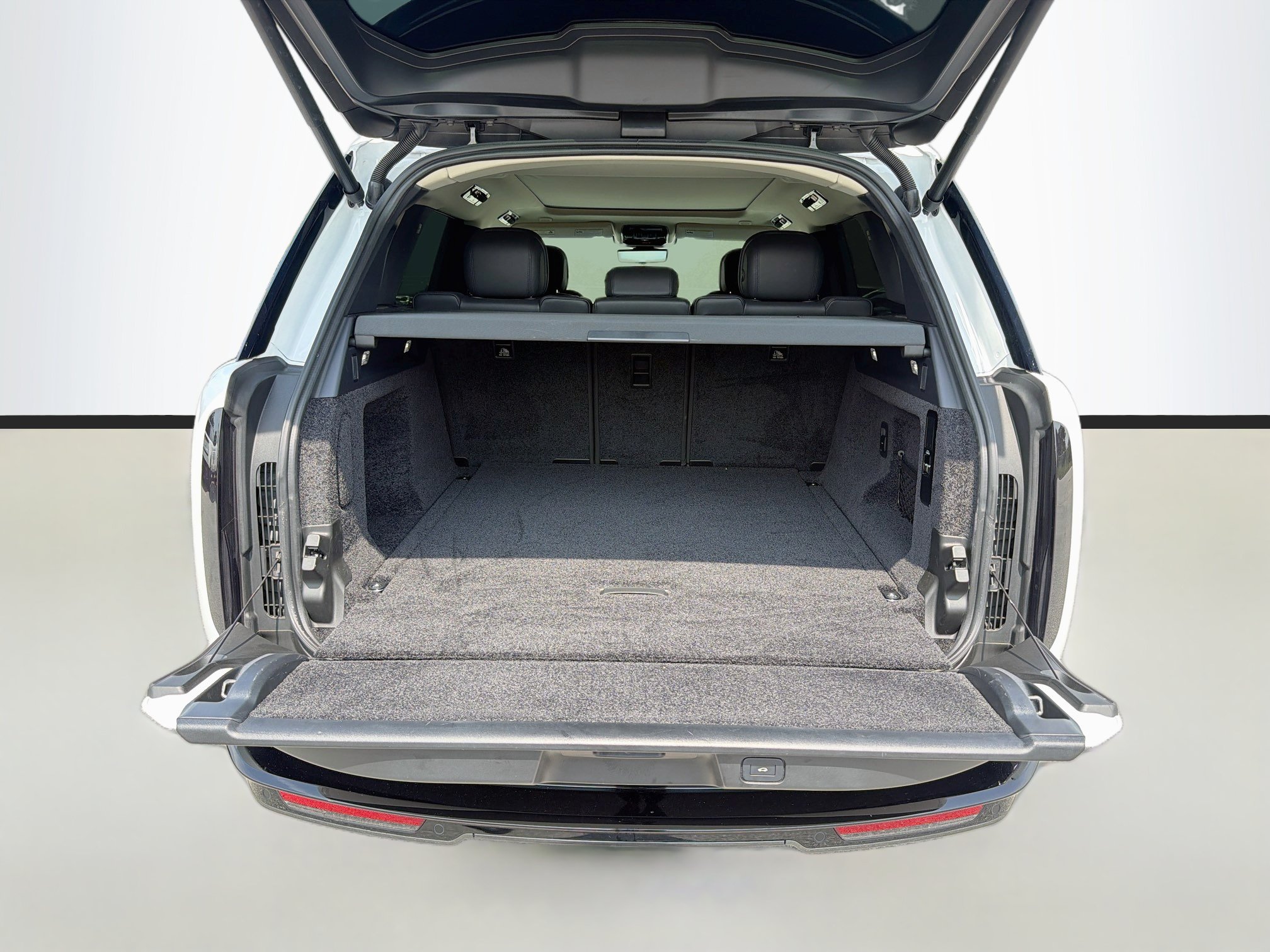 Used 2025 Land Rover Range Rover SE AWD/4WD image 12