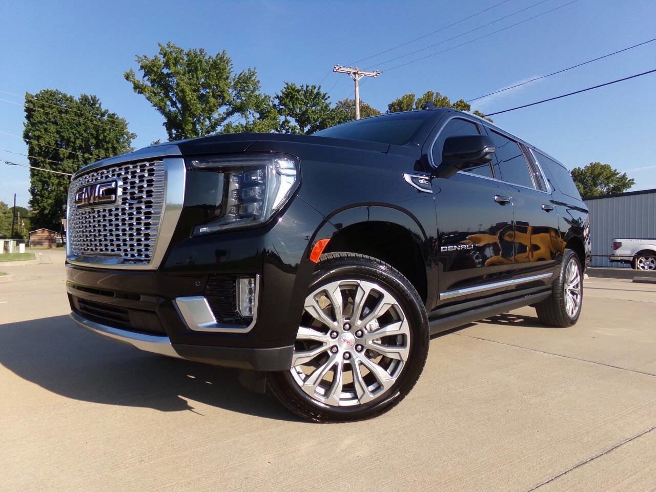 Used 2021 GMC Yukon XL Denali w/ Denali Premium Package image 16