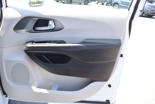 Used 2020 Chrysler Pacifica Touring-L FWD image 45