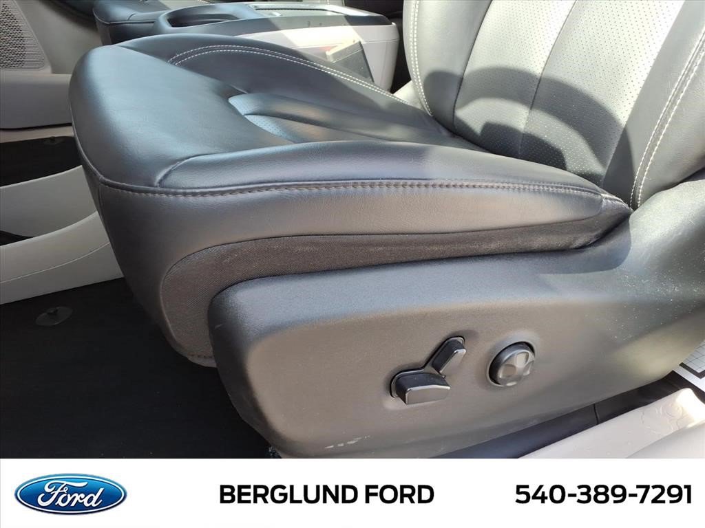Used 2023 Chrysler Pacifica Touring-L FWD image 18