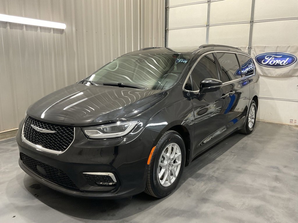 Used 2022 Chrysler Pacifica Touring-L w/ Uconnect Theater Family Group image 3