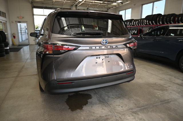 Used 2021 Toyota Sienna XLE w/ XLE Plus Package FWD image 7