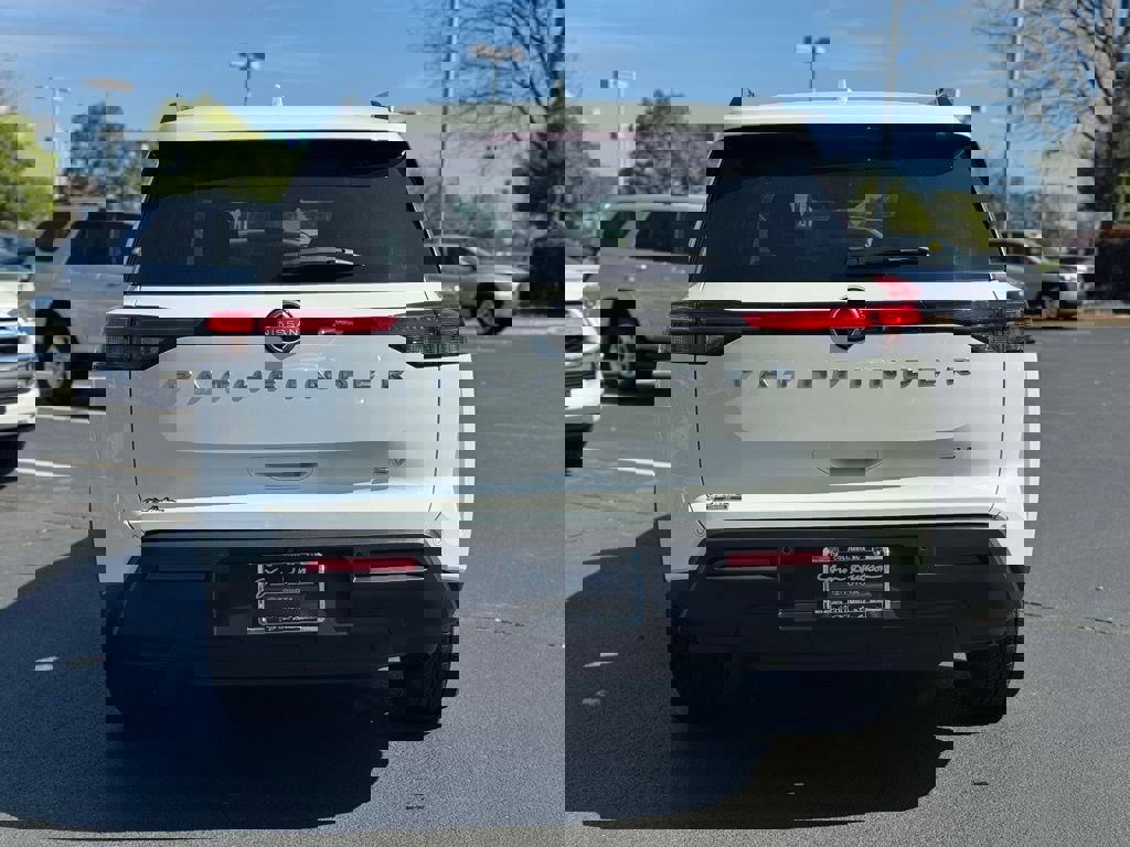 Used 2024 Nissan Pathfinder SV image 13