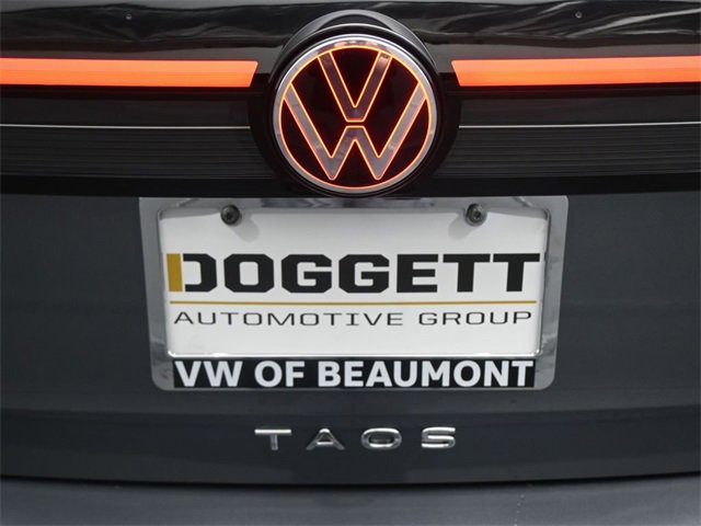 Used 2025 Volkswagen Taos SE w/ Panoramic Sunroof Package image 14