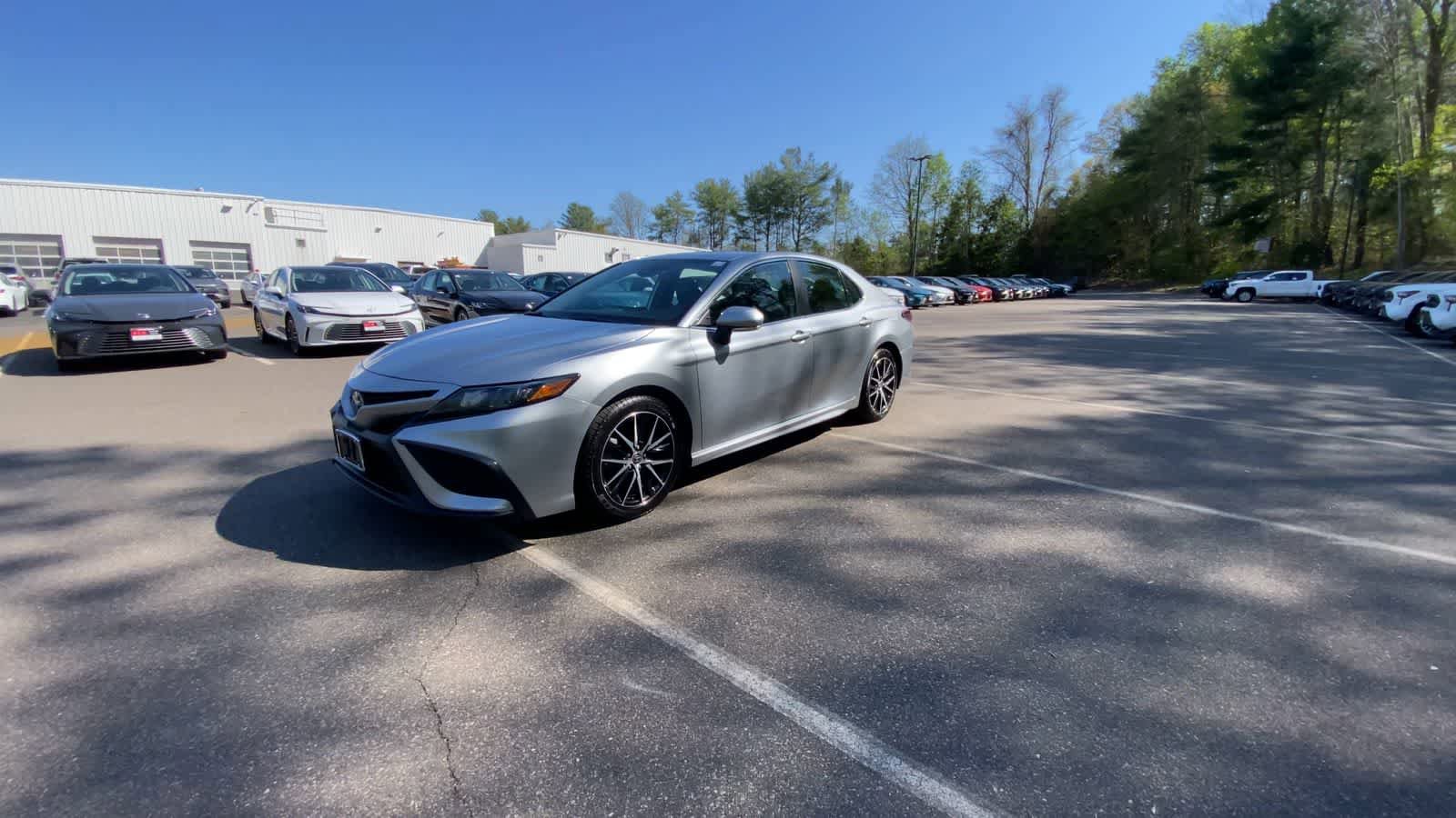 Used 2024 Toyota Camry SE FWD image 4