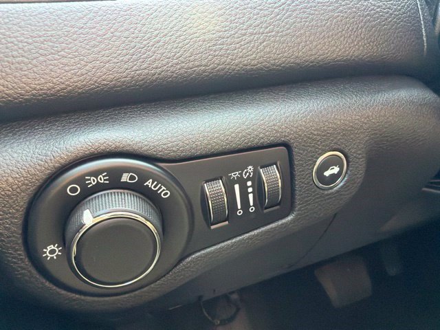 Used 2016 Chrysler 200 Limited w/ Anniversary Edition FWD image 28