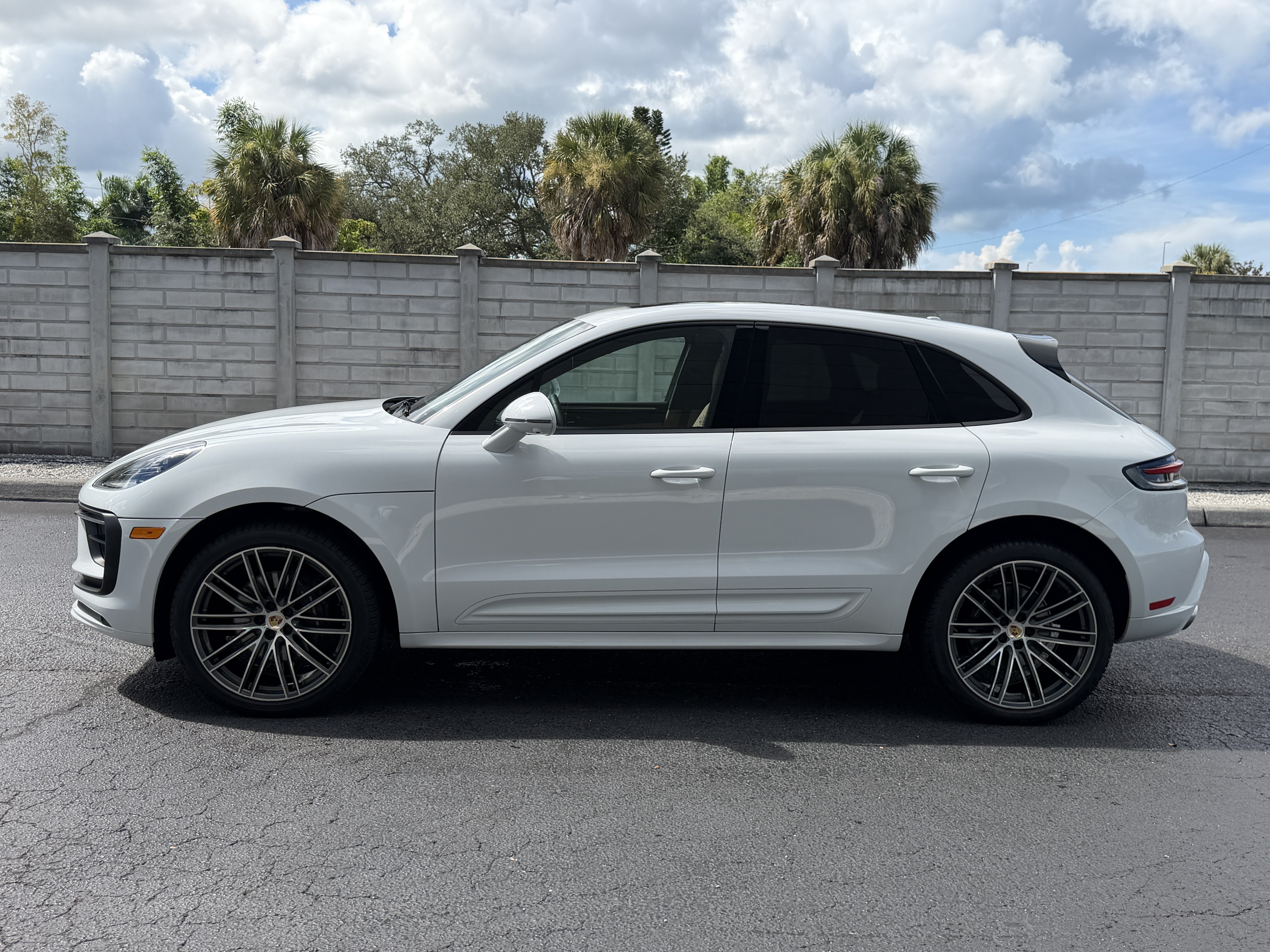 Certified 2024 Porsche Macan AWD/4WD image 2