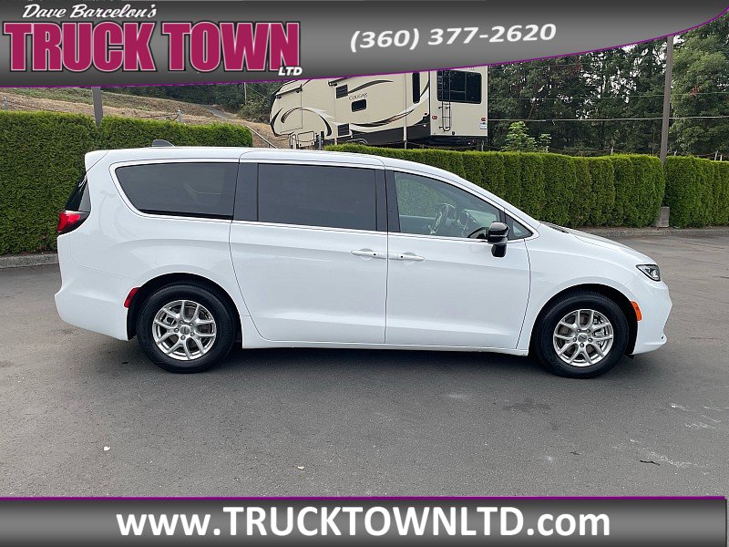 Used 2025 Chrysler Pacifica Select FWD image 6