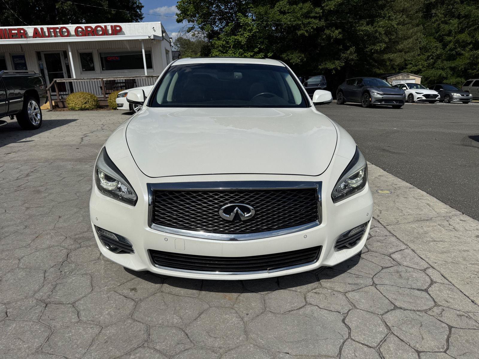 Used 2018 INFINITI Q70 Luxe RWD image 19