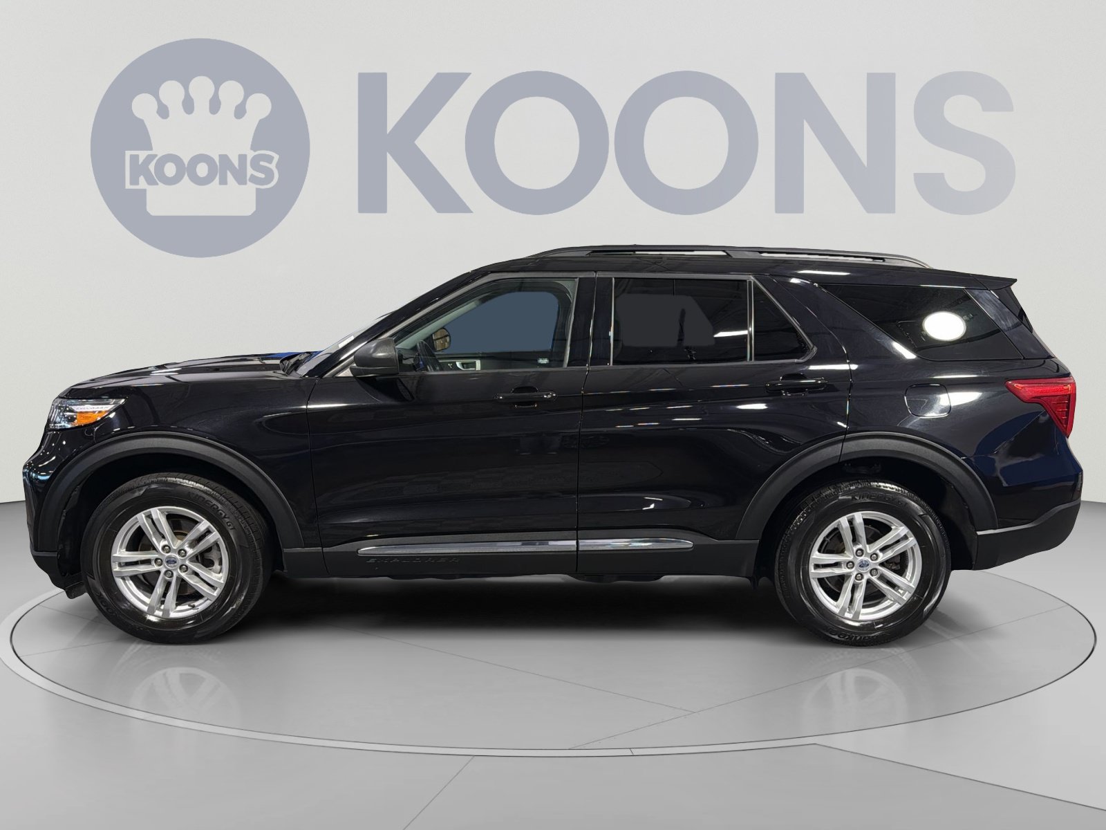Used 2023 Ford Explorer XLT w/ Equipment Group 202A AWD/4WD image 2