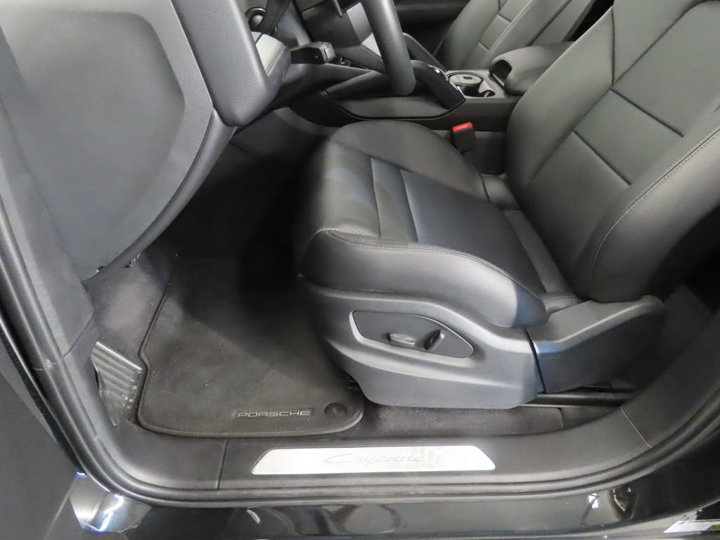 Certified 2024 Porsche Cayenne AWD/4WD image 38
