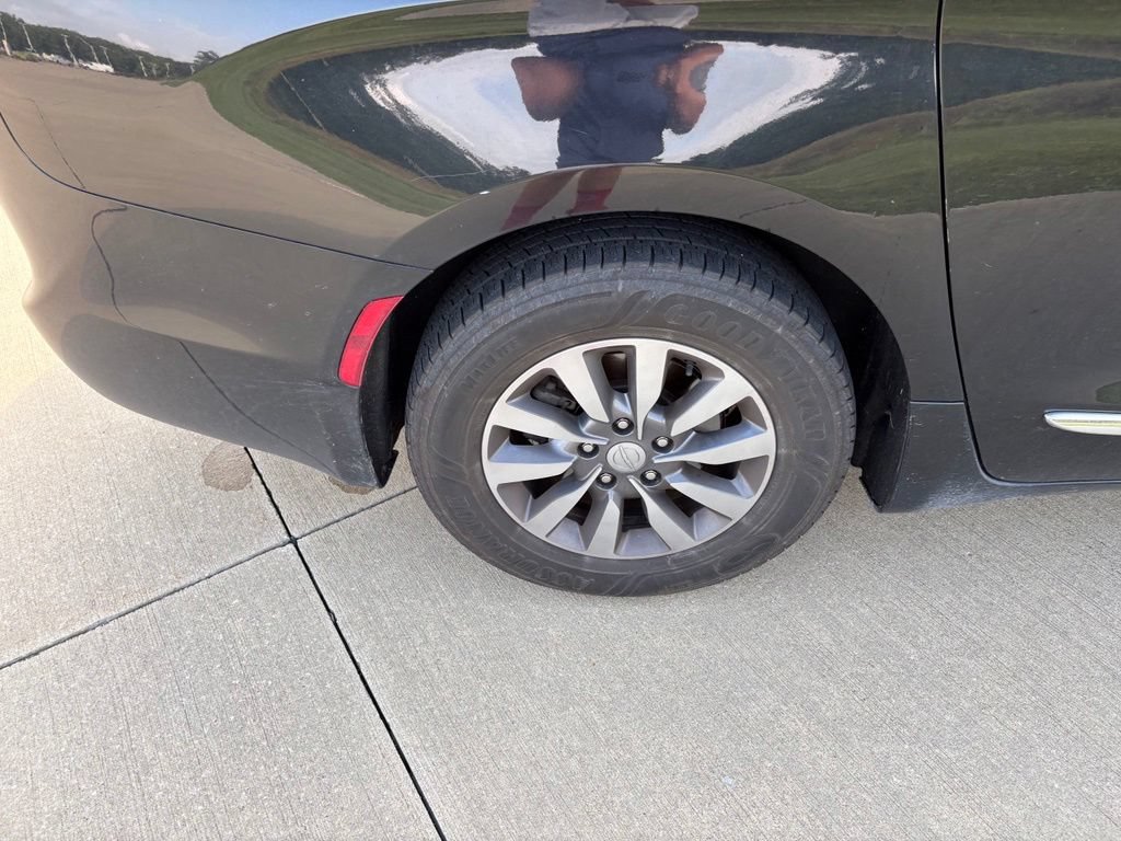 Used 2020 Chrysler Pacifica Touring-L Plus FWD image 26
