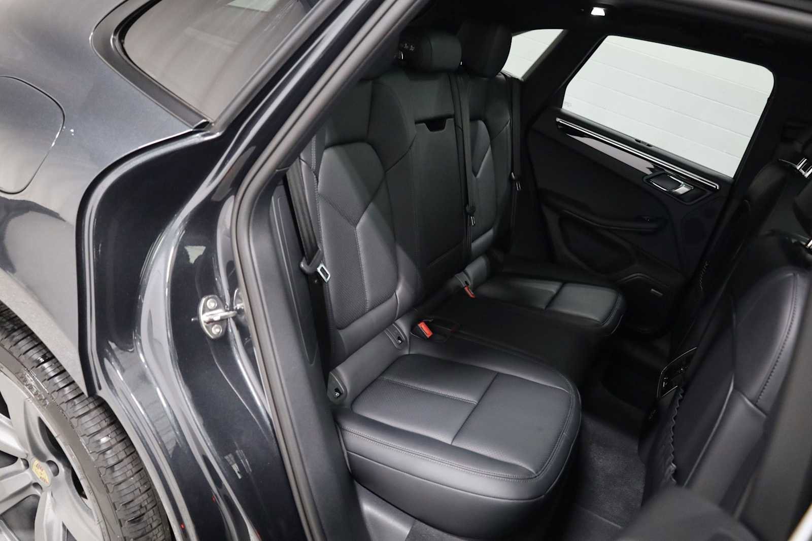 Certified 2024 Porsche Macan AWD/4WD image 37