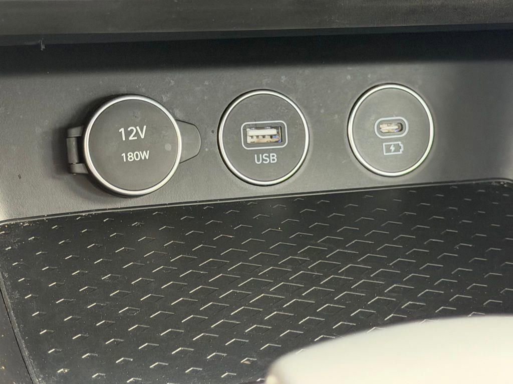 Used 2025 Genesis G70 2.5T image 22