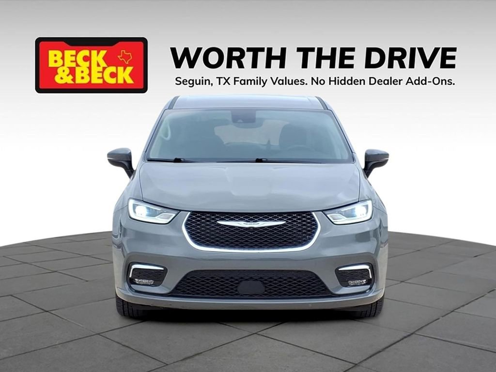 Used 2023 Chrysler Pacifica Touring-L FWD image 2