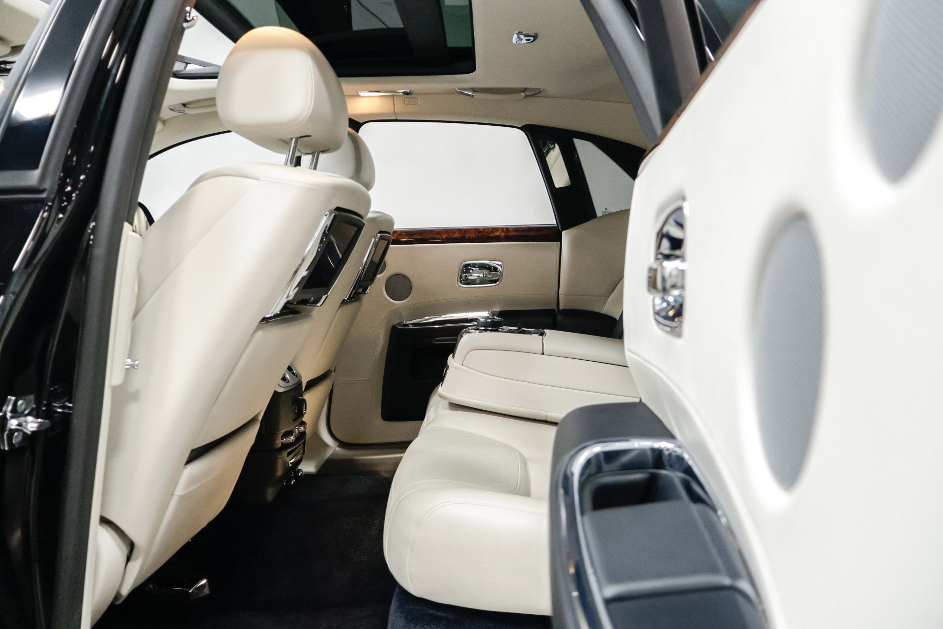 Used 2015 Rolls-Royce Ghost image 32