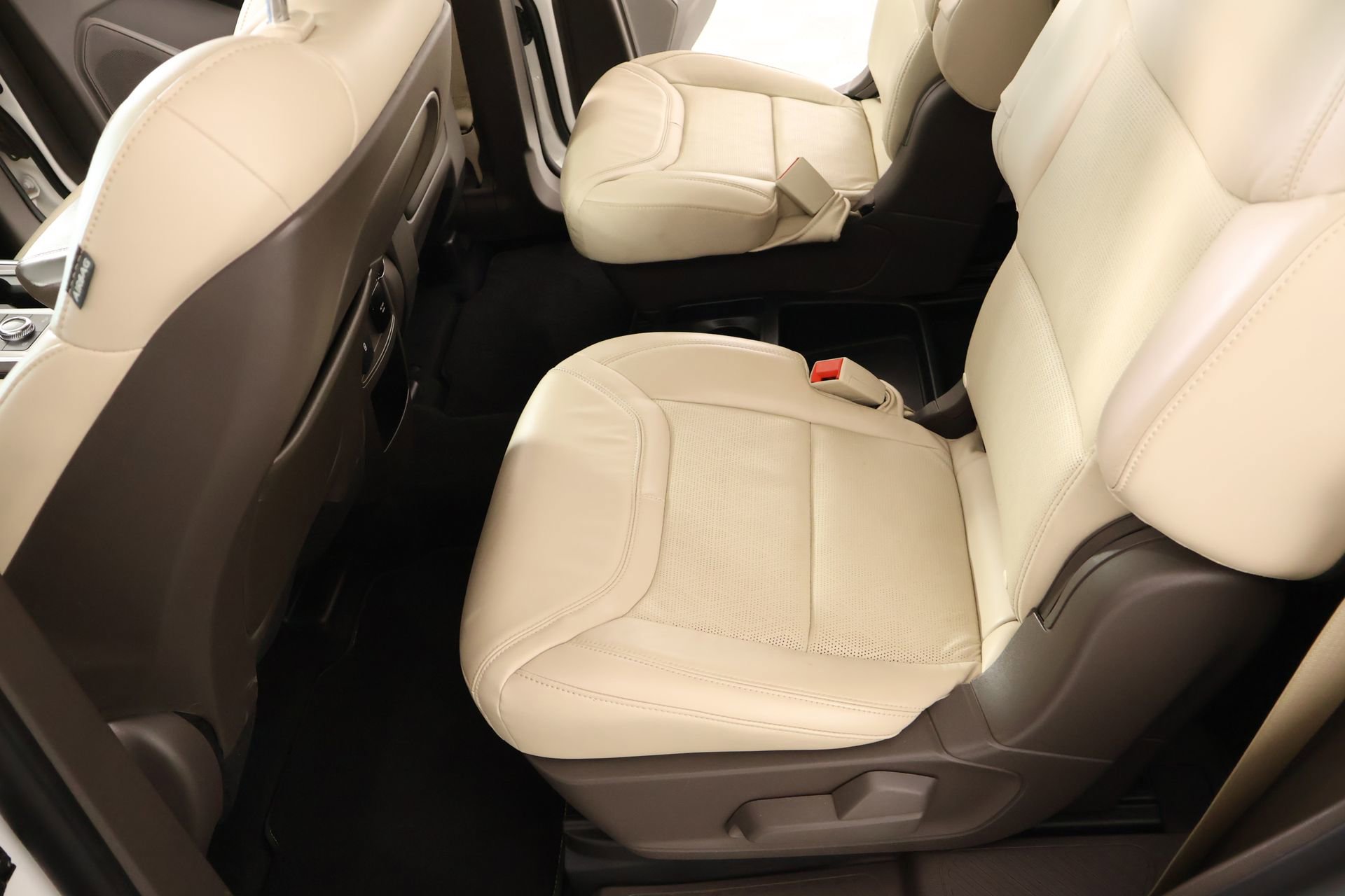 Used 2020 Ford Explorer Platinum w/ Premium Technology Package image 13