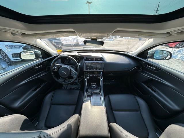 Used 2019 Jaguar XE Premium image 13