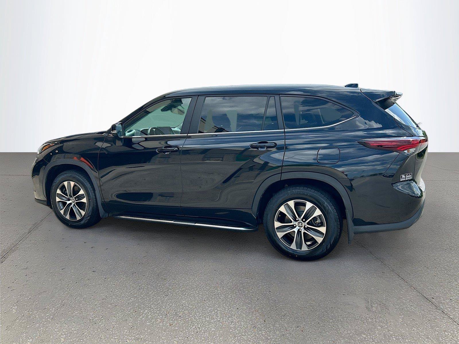 Used 2024 Toyota Highlander XLE FWD image 6