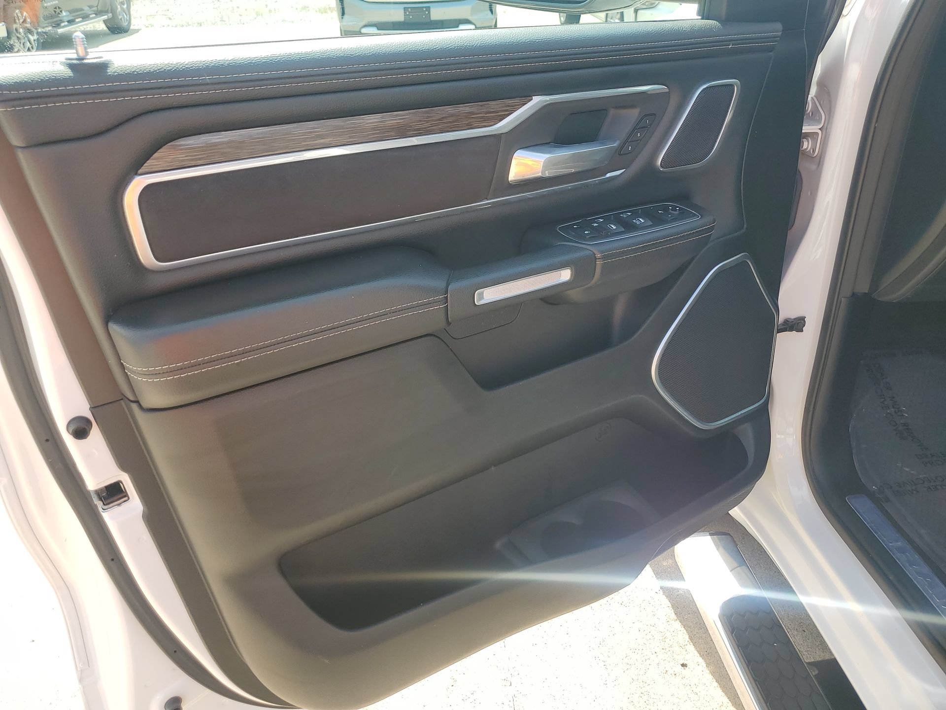 Used 2020 RAM 1500 Laramie AWD/4WD image 29