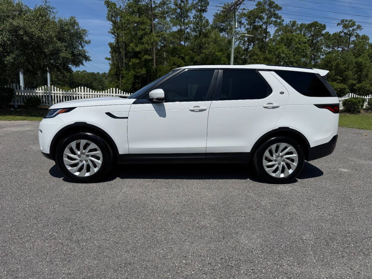 Used 2022 Land Rover Discovery S AWD/4WD image 3