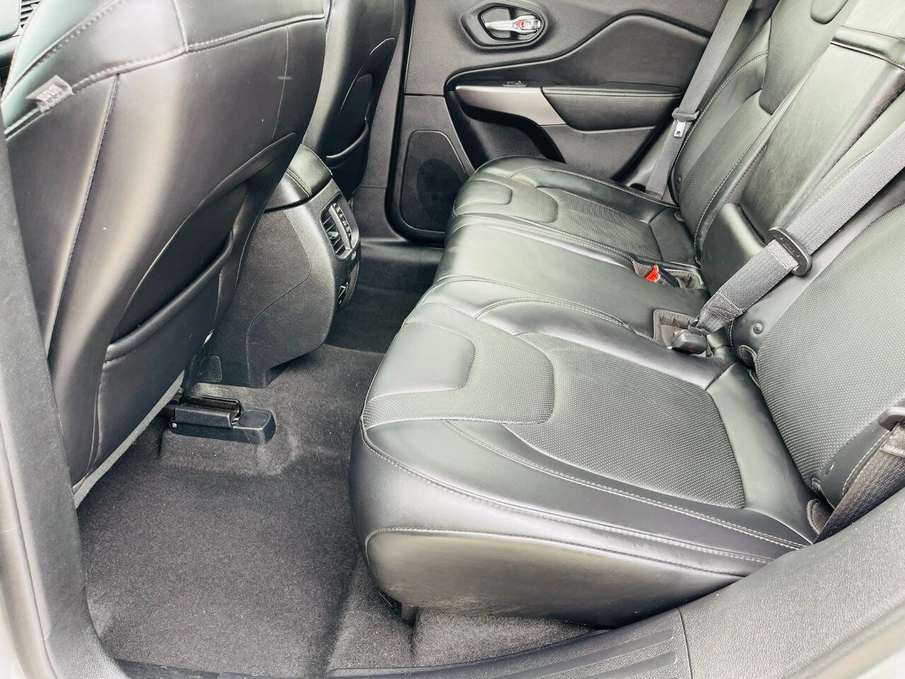 Used 2019 Jeep Cherokee Limited image 23