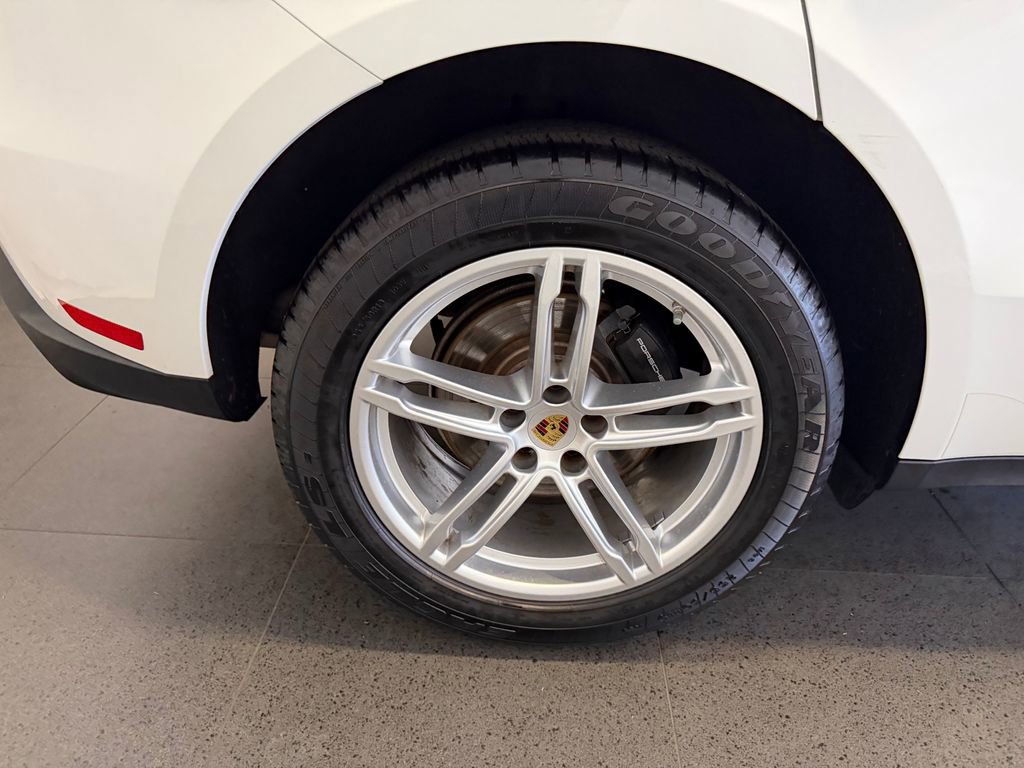 Certified 2023 Porsche Macan AWD/4WD image 12