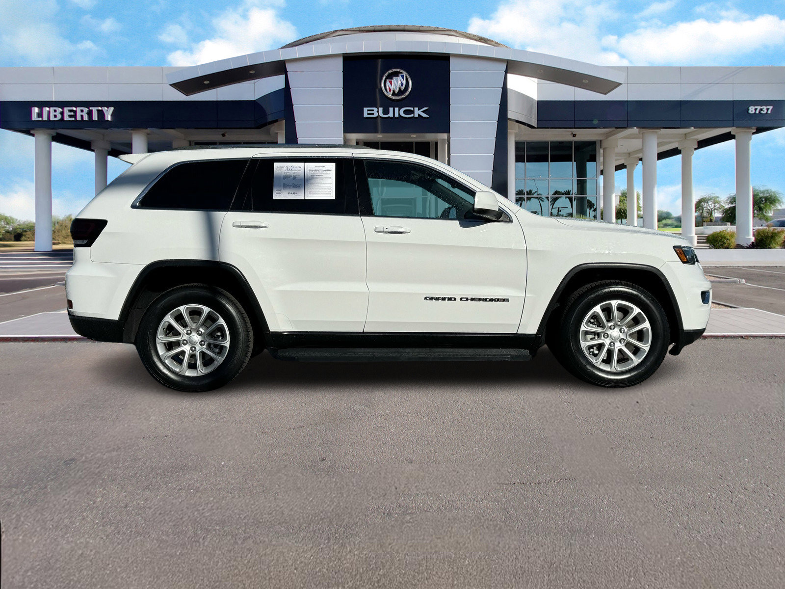 Used 2021 Jeep Grand Cherokee Laredo image 2