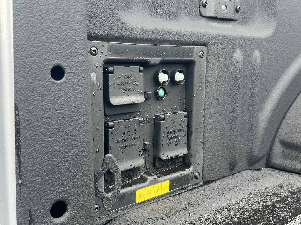 Used 2025 Ford F150 Lightning Flash image 9