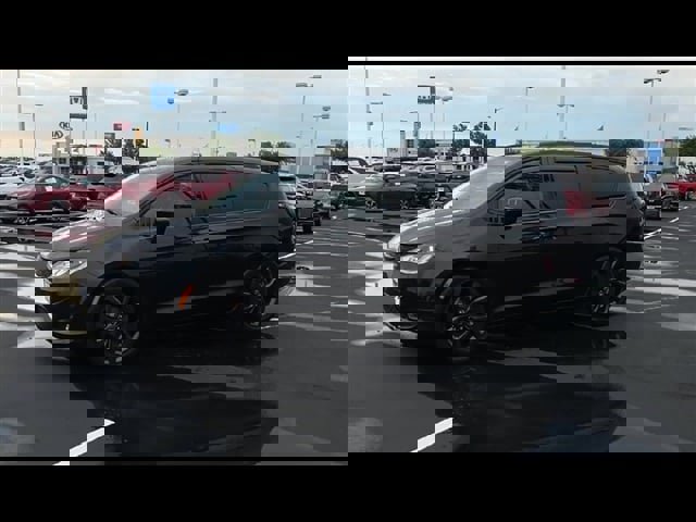 Used 2020 Chrysler Pacifica Touring-L Plus w/ S Appearance Package image 4