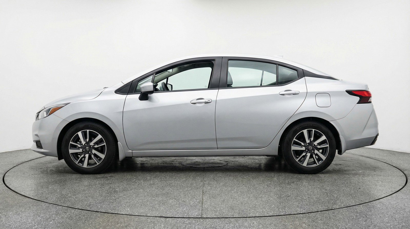 Used 2025 Nissan Versa SV image 5