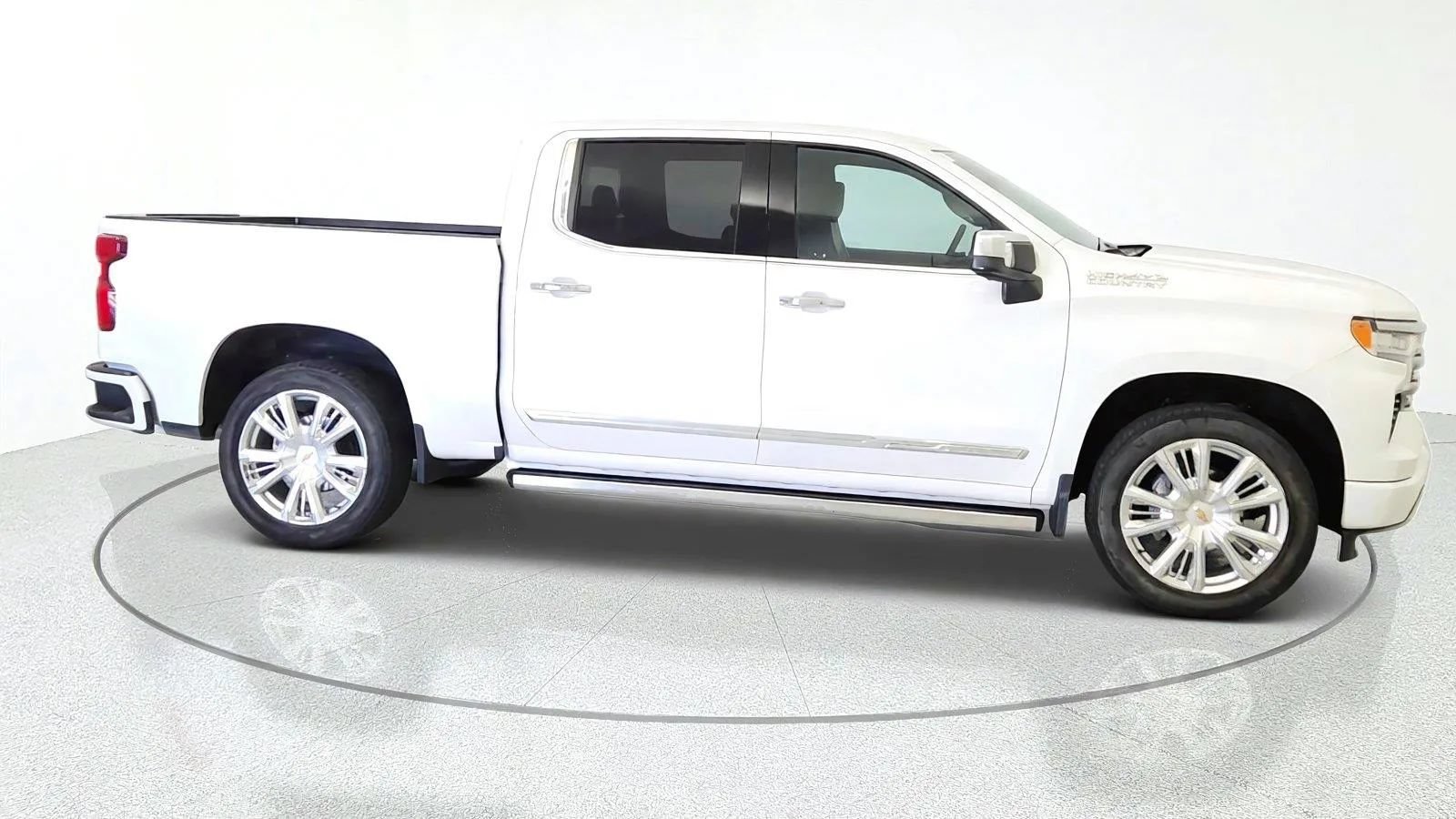 Used 2023 Chevrolet Silverado 1500 High Country w/ High Country Premium Package AWD/4WD image 10