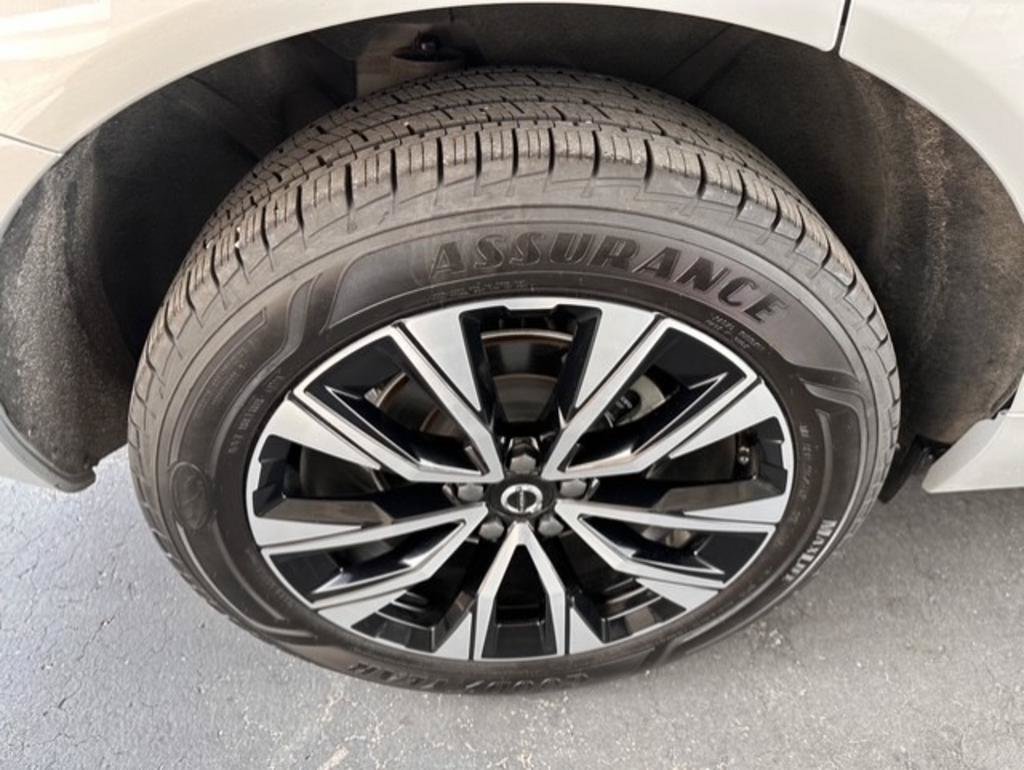 Used 2023 Volvo XC60 B5 Plus AWD/4WD image 9