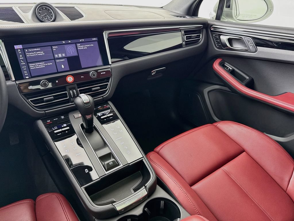 Certified 2025 Porsche Macan AWD/4WD image 26