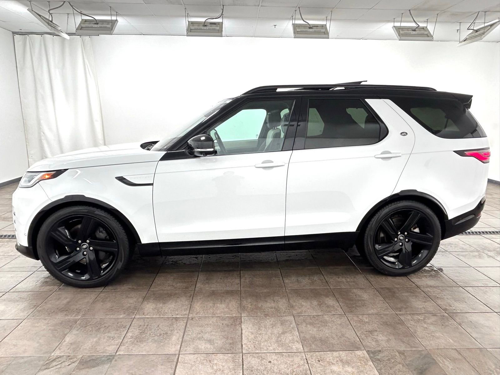 Used 2023 Land Rover Discovery HSE R-Dynamic image 2
