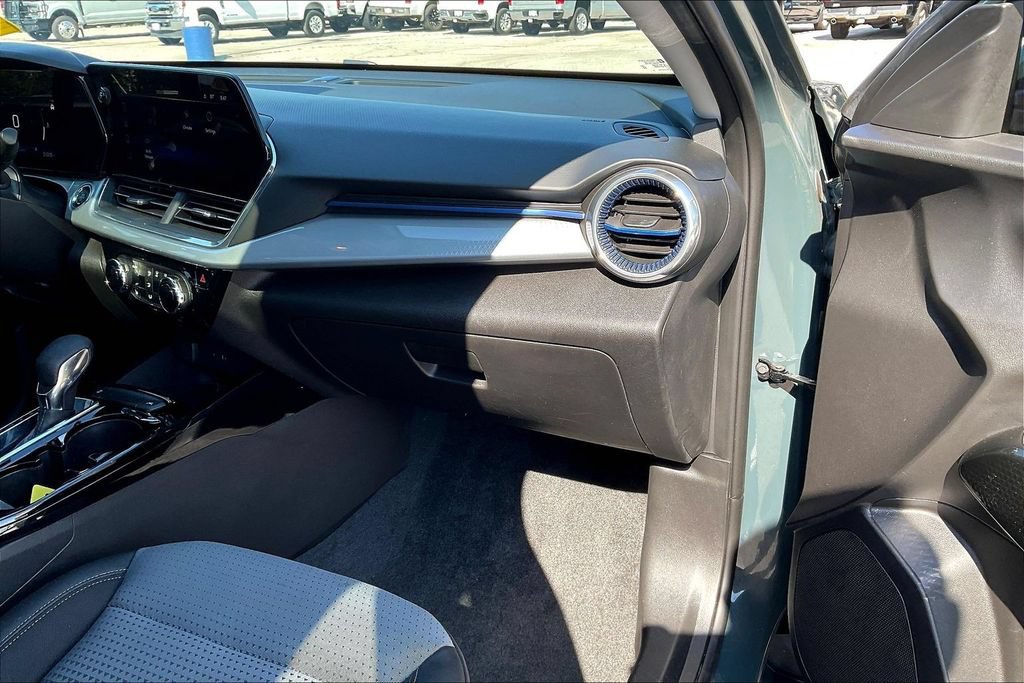Used 2025 Chevrolet Trax LT w/ Sunroof Package FWD image 17