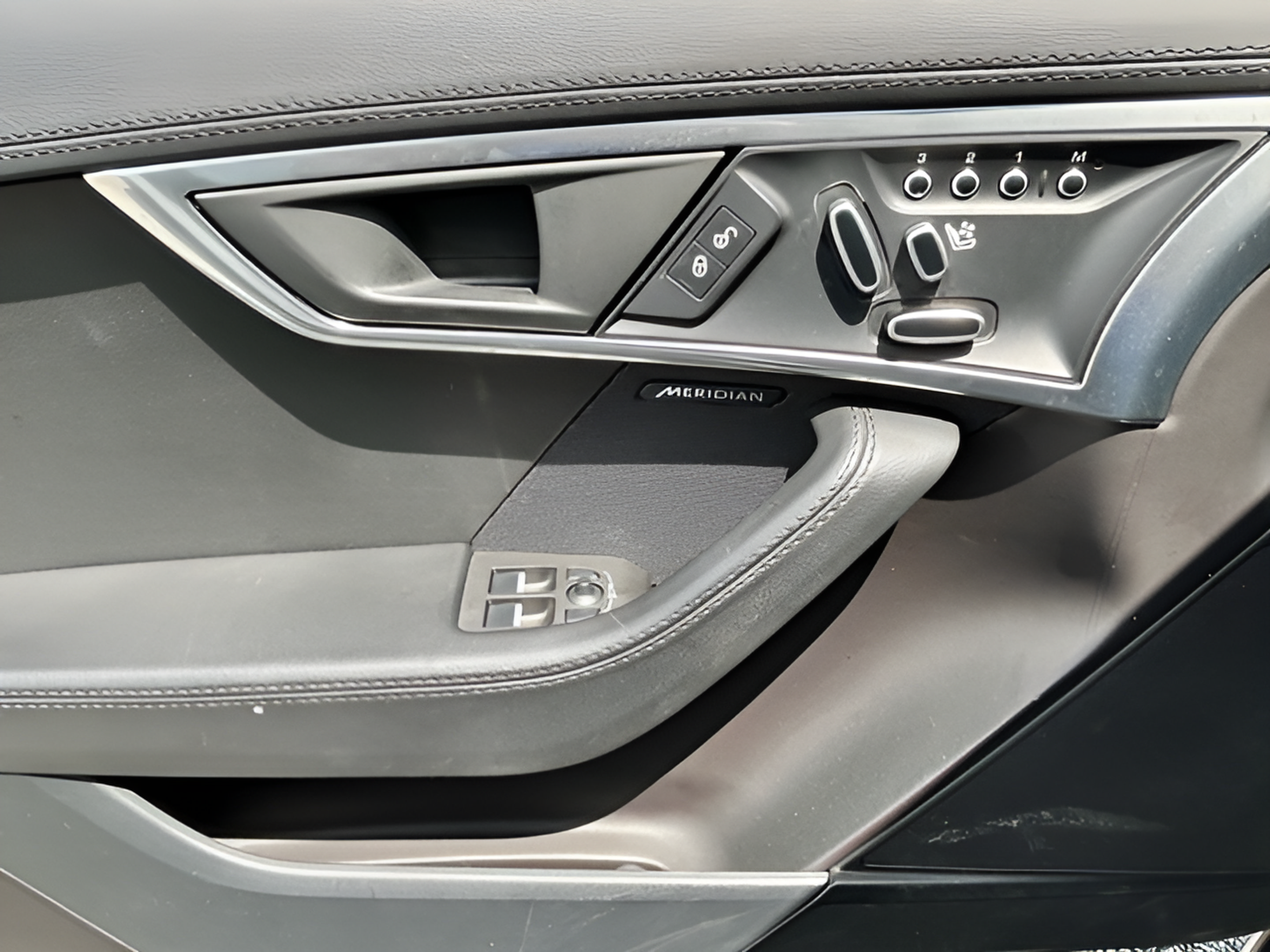 Used 2019 Jaguar F-TYPE Coupe RWD image 23