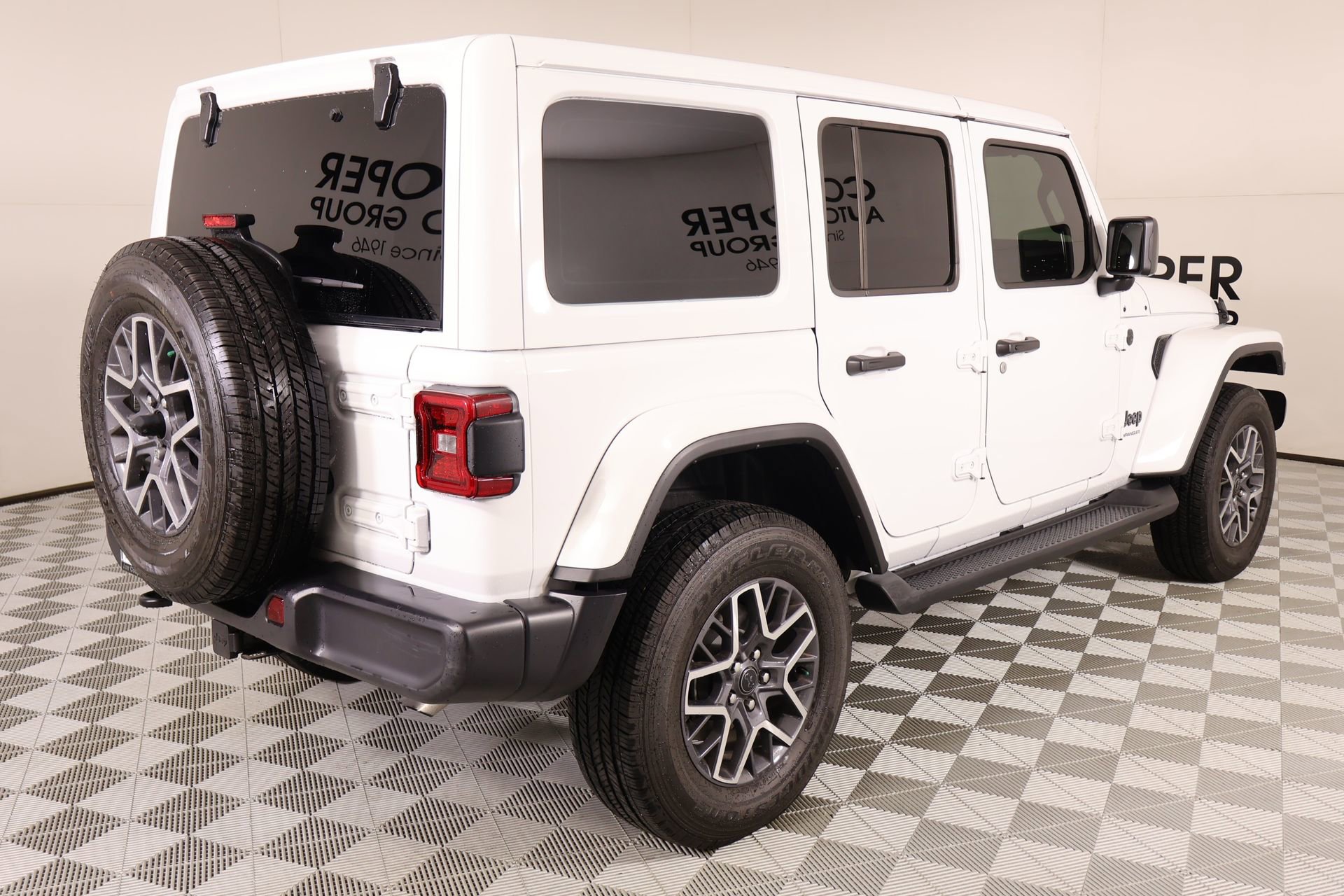 Used 2025 Jeep Wrangler Unlimited Sahara AWD/4WD image 21