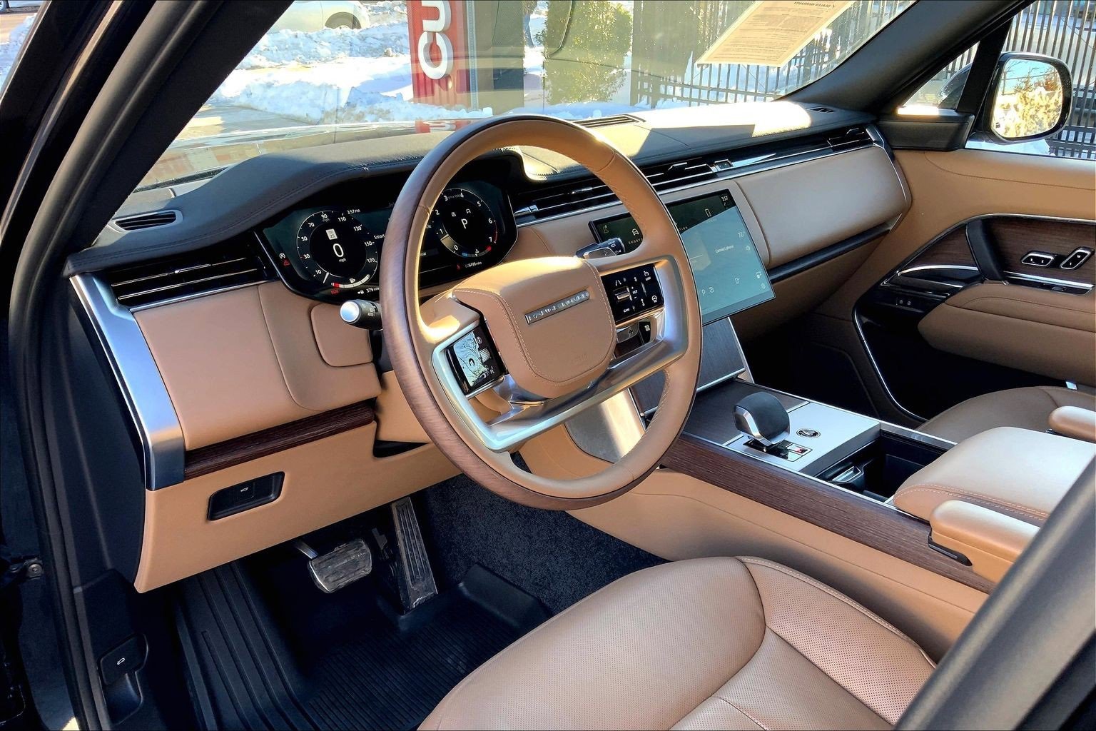 Used 2025 Land Rover Range Rover SE image 17