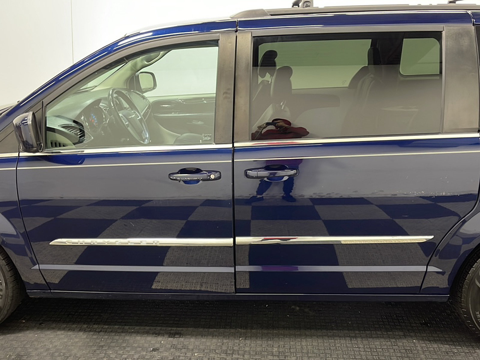 Used 2015 Chrysler Town & Country Touring FWD image 13