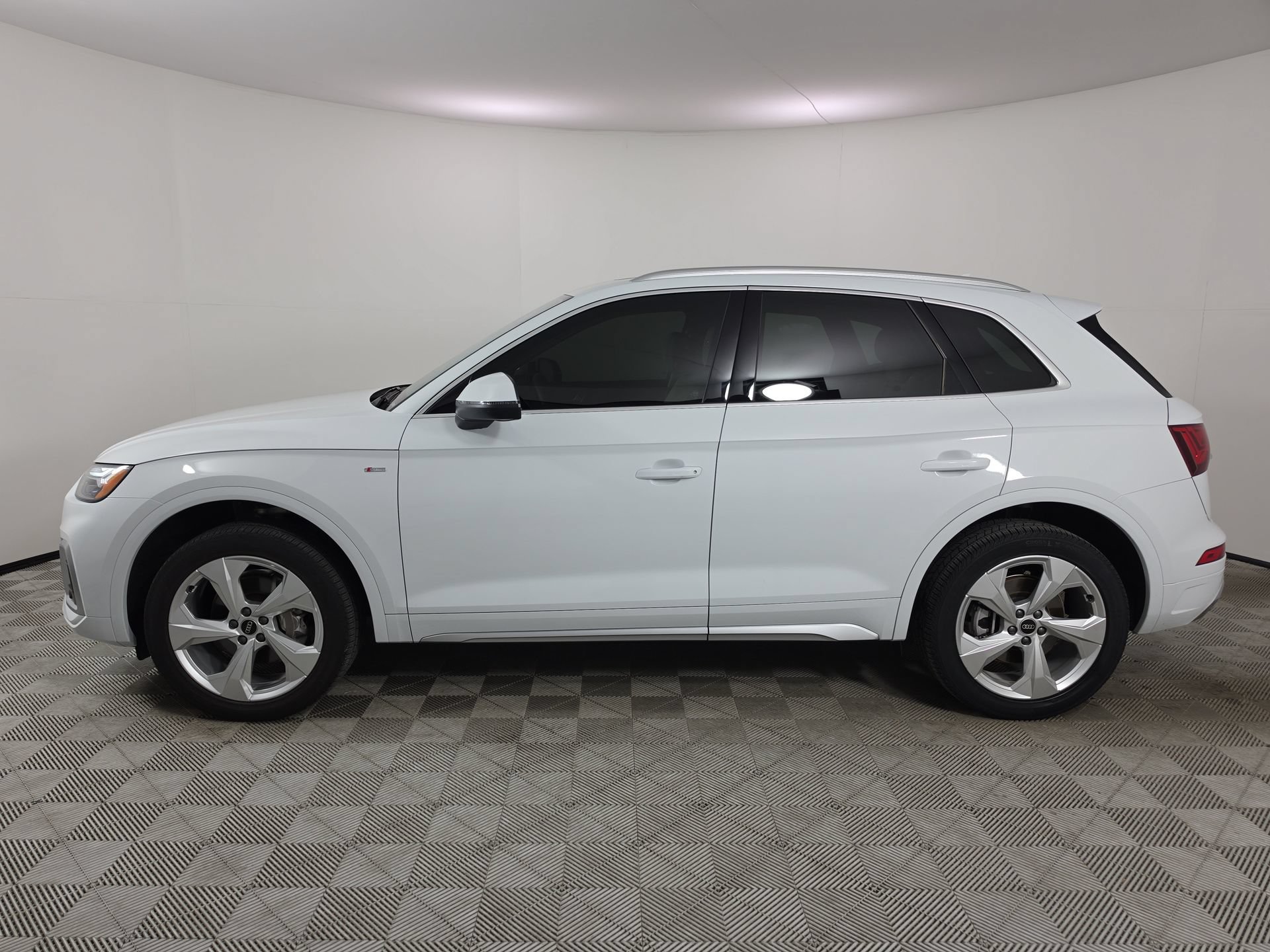 Certified 2023 Audi Q5 2.0T Premium Plus w/ Premium Plus Package AWD/4WD image 4
